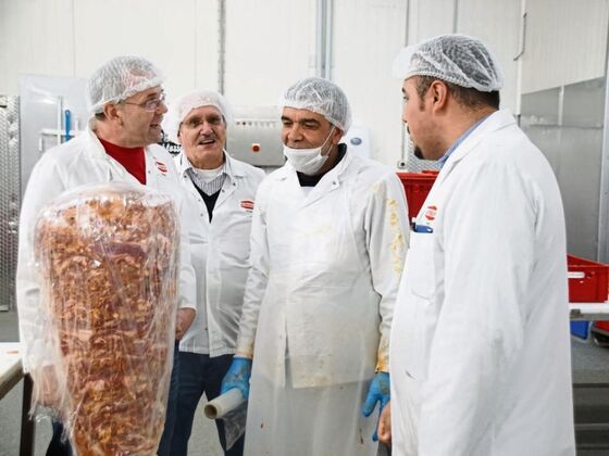 ÜBER DÖNER sprachen Remchingens SPD-Vorsitzender Andreas Beier, Werner Karafiat, Alver Sahin und Hersteller Onur Bangus