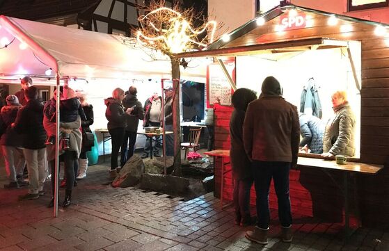 Gespräche, Brot und Wein – was will man mehr unter dem schützenden Dach des Zeltes bei der SPD Remchingen!