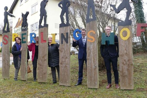 Katja Mast vor den Pforten des Sperlingshofs