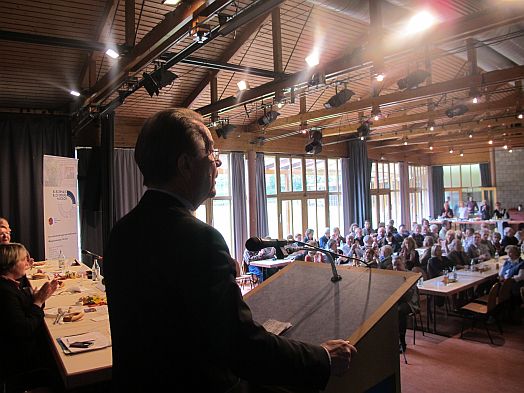 Vor voll besetztem Saal sprach Franz Müntefering (SPD) über das „Miteinander der Generationen“.