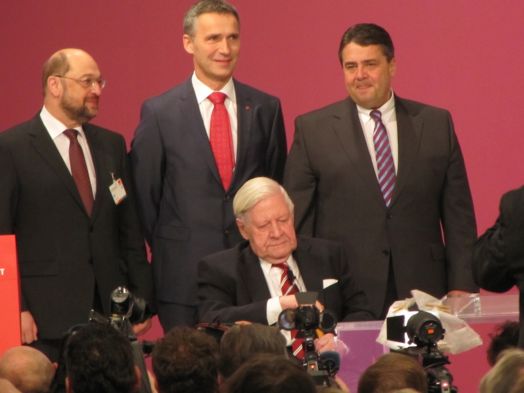 Umjubelt nach seiner historischen Rede beim Bundesparteitag in Berlin: Altbundeskanzler Helmut Schmidt.