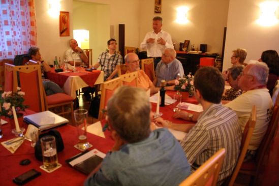 MdL Thomas Knapp diskutiert die aktuelle politische Lage mit den Genossen aus Remchingen.