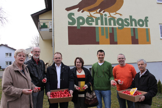 ROTE OSTEREIER übergeben die Remchinger SPD-Gemeinderäte. (Foto: Zachmann)